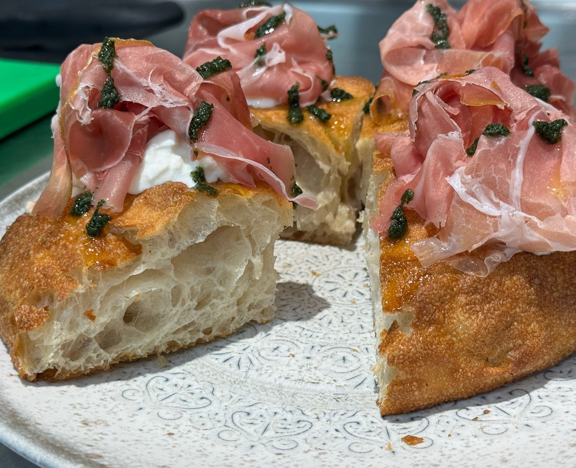 PIZZA IN PALA BURRATA E CRUDO